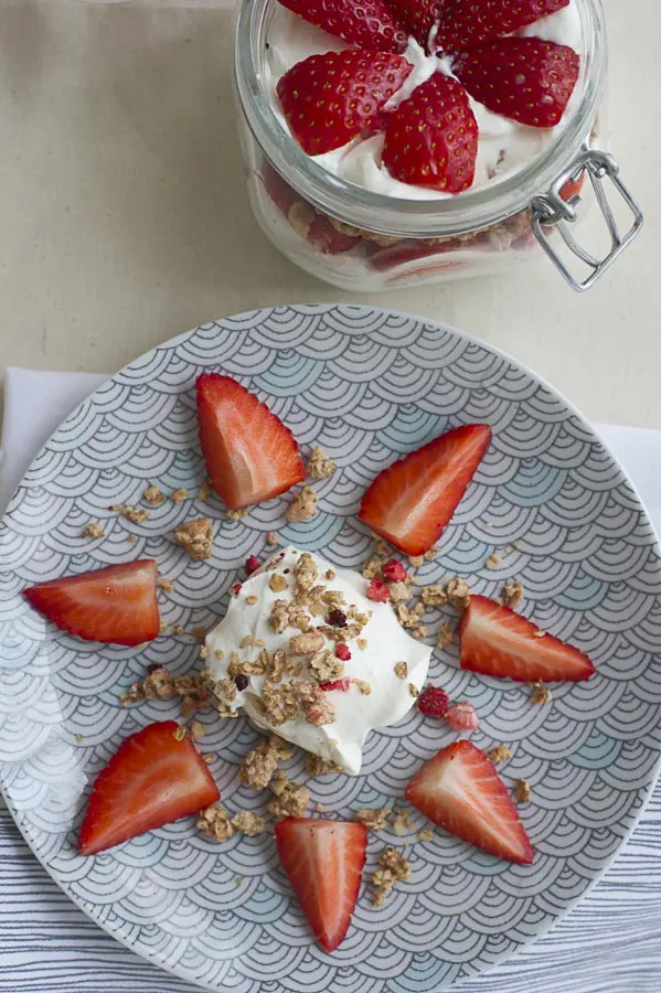 granola-strawberry-greek-yogurt