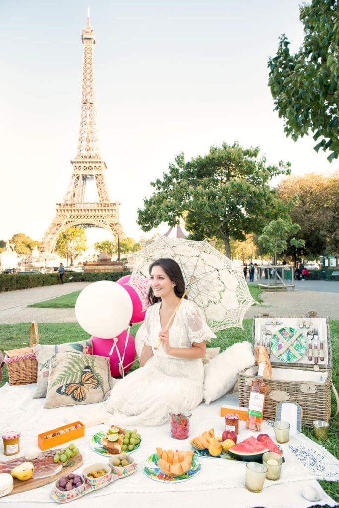 Paris-eiffel tower picnic